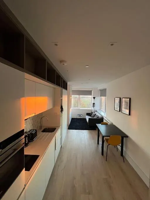 Luxx Apartment & Suites, London Heathrow Airport, Terminal 4, Piccadilly Underground Train Station Nearby! Hillingdon