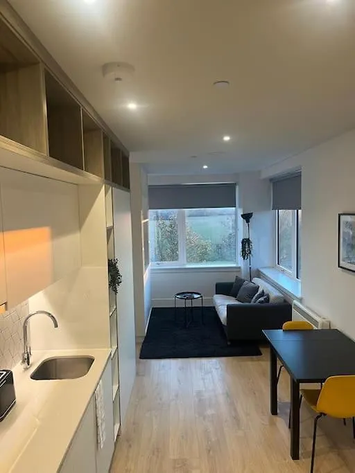 Luxx Apartment & Suites, London Heathrow Airport, Terminal 4, Piccadilly Underground Train Station Nearby! Hillingdon