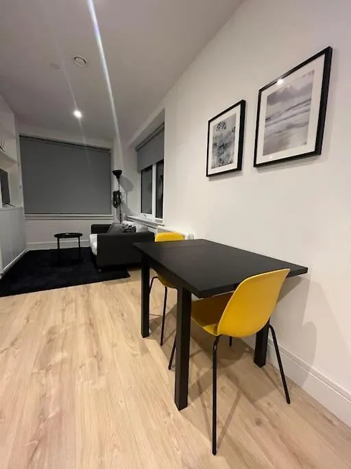 Luxx Apartment & Suites, London Heathrow Airport, Terminal 4, Piccadilly Underground Train Station Nearby! Hillingdon
