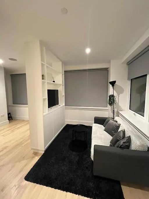 Luxx Apartment & Suites, London Heathrow Airport, Terminal 4, Piccadilly Underground Train Station Nearby! Hillingdon