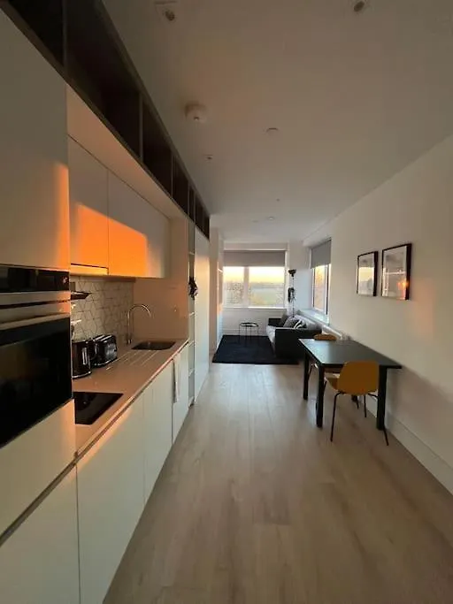 Luxx Apartment & Suites, London Heathrow Airport, Terminal 4, Piccadilly Underground Train Station Nearby! Hillingdon