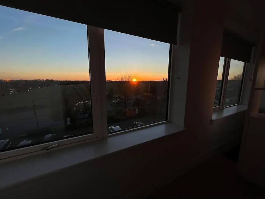Luxx Apartment & Suites, London Heathrow Airport, Terminal 4, Piccadilly Underground Train Station Nearby! Hillingdon