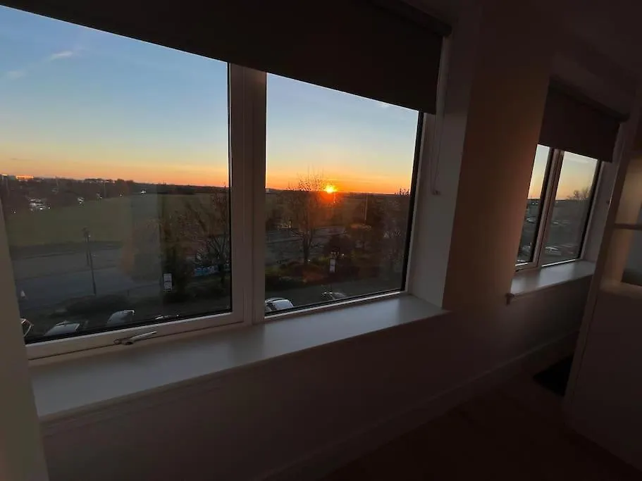Luxx Apartment & Suites, London Heathrow Airport, Terminal 4, Piccadilly Underground Train Station Nearby! Hillingdon