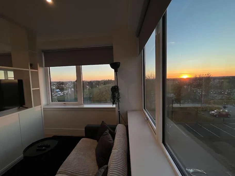 Luxx Apartment & Suites, London Heathrow Airport, Terminal 4, Piccadilly Underground Train Station Nearby! Hillingdon