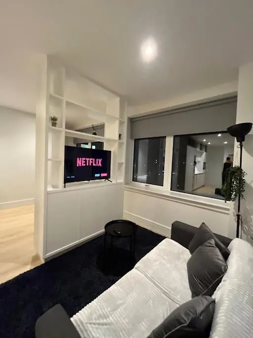 Luxx Apartment & Suites, London Heathrow Airport, Terminal 4, Piccadilly Underground Train Station Nearby! Hillingdon