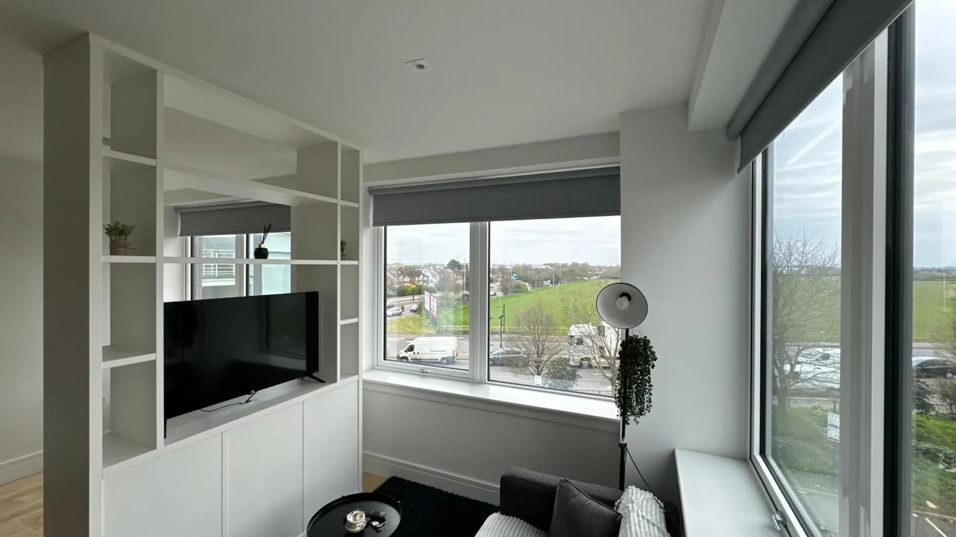 Luxx Apartment & Suites, London Heathrow Airport, Terminal 4, Piccadilly Underground Train Station Nearby! Hillingdon