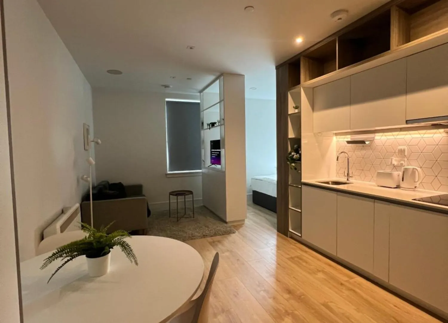 Luxx Apartment & Suites, London Heathrow Airport, Terminal 4, Piccadilly Underground Train Station Nearby! Hillingdon 0*,